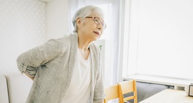 腰痛と骨粗しょう症の関係。脊椎の圧迫骨折で腰痛が起こる